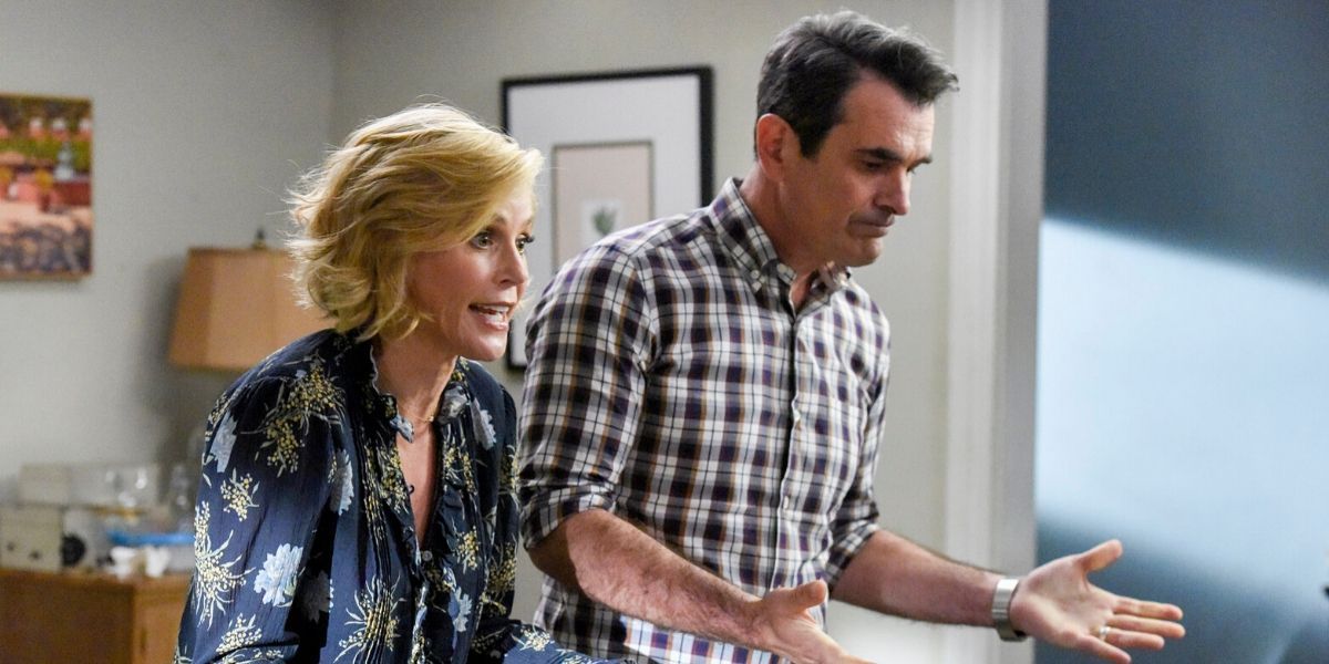 Claire y Phil parecen molestos en Modern Family