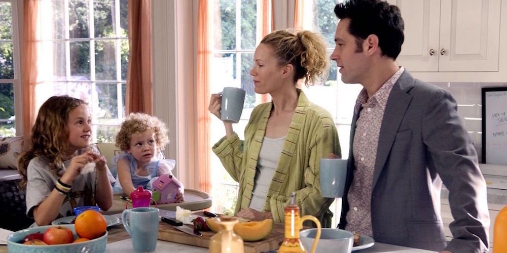 Pete and Debbie has breakfast with their children in This Is 40