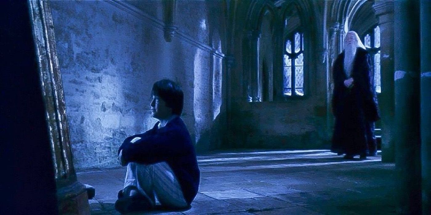 Albus Dumbledore visita Harry Potter enquanto ele se senta no Espelho de Ojesed em A Pedra Filosofal