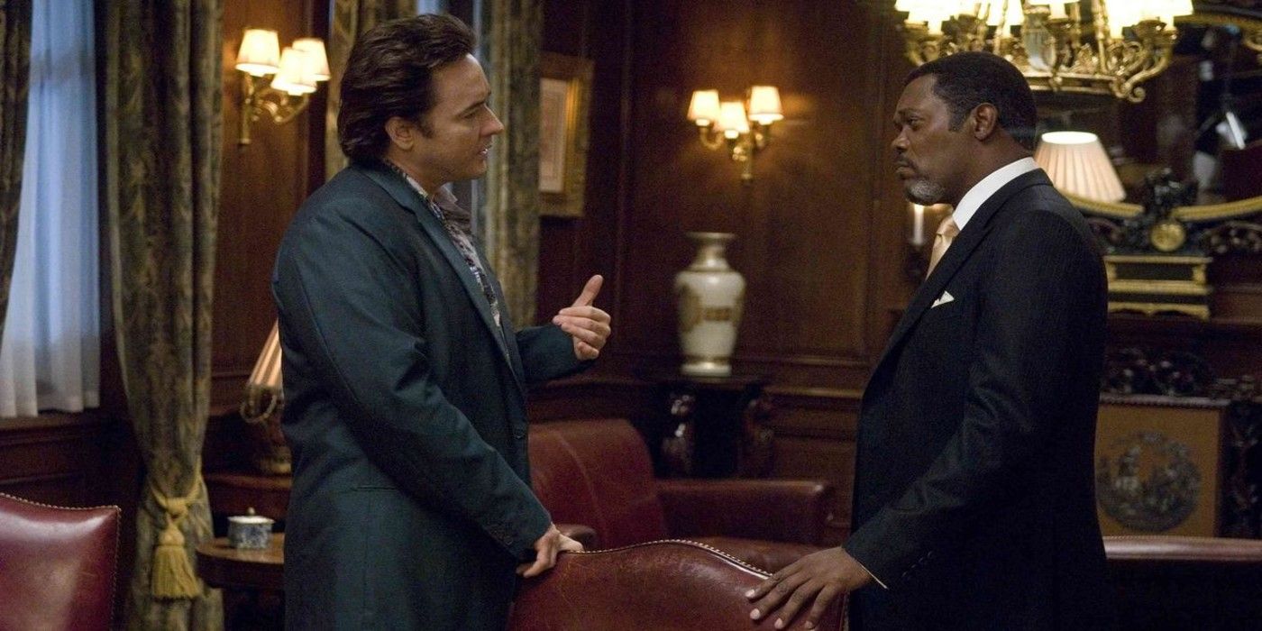 John Cusack and Samuel L. Jackson converse in a fancy hotel room in 1408.