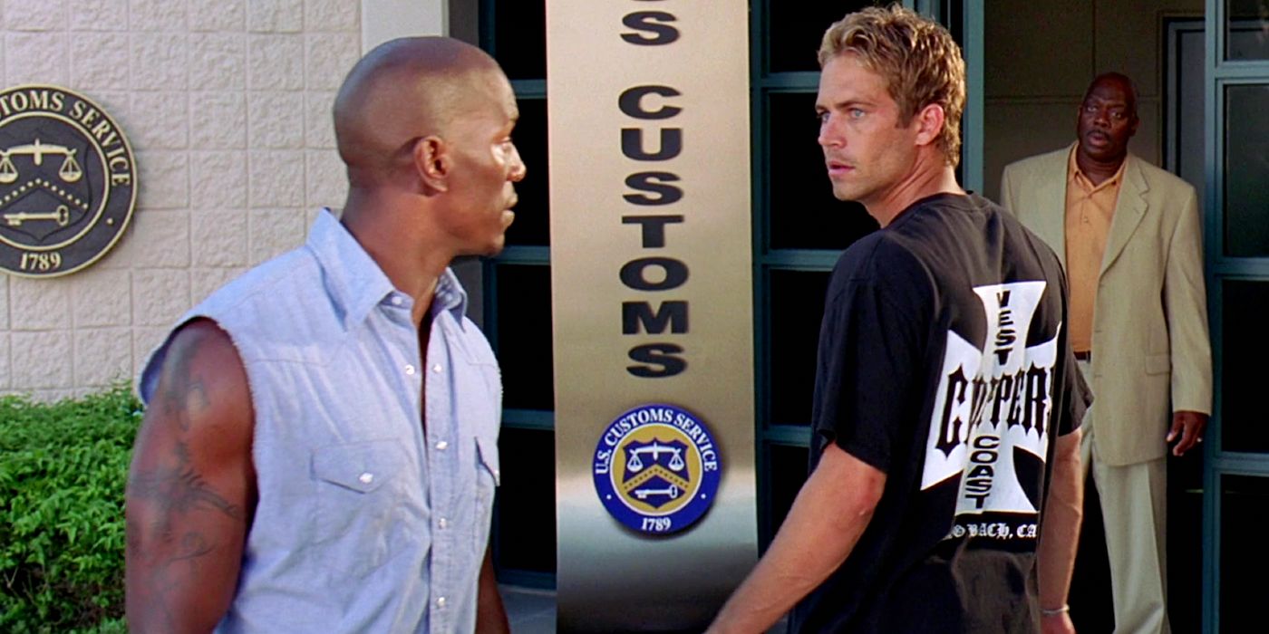 Roman (Tyrese Gibson) e Brian (Paul Walker) discutem do lado de fora de uma delegacia de polícia em 2 Velozes e 2 Furiosos.