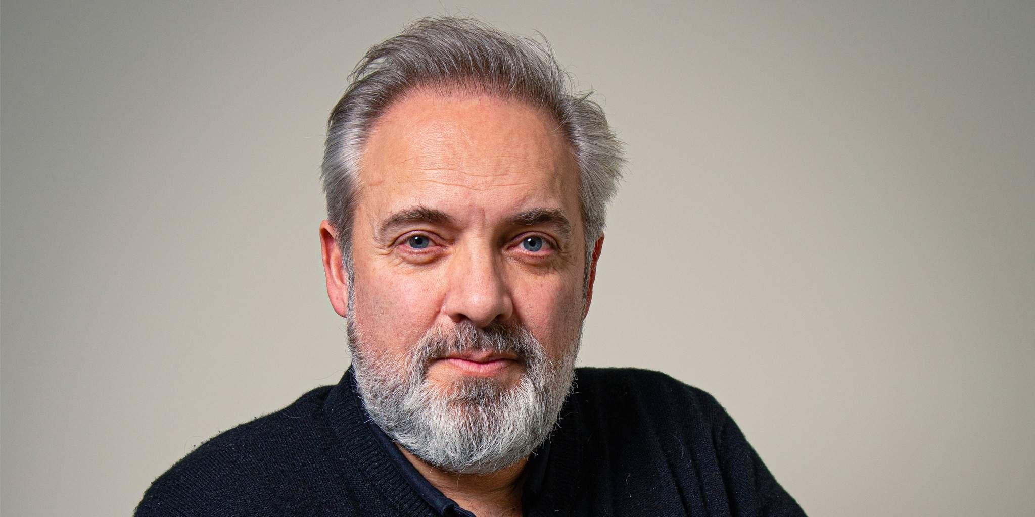 Sam Mendes posing for a photograph