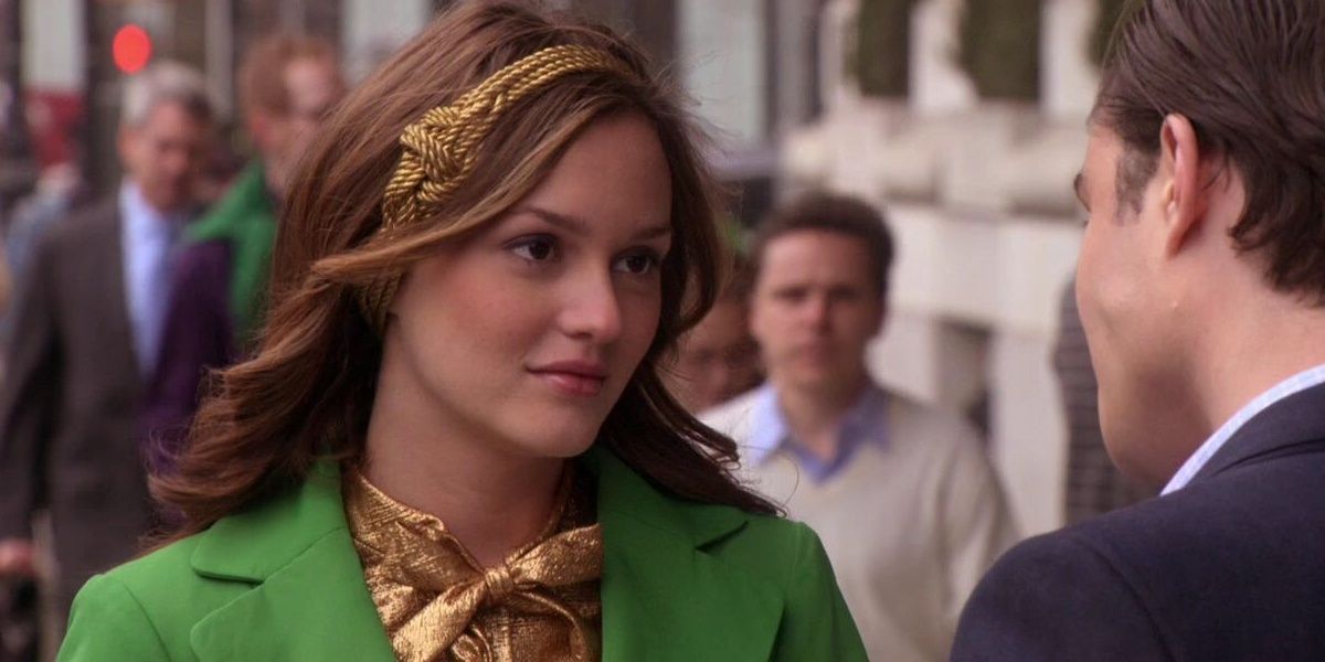 Blair stands with Chuck on a New York street while they discuss their relationship in Gossip Girl