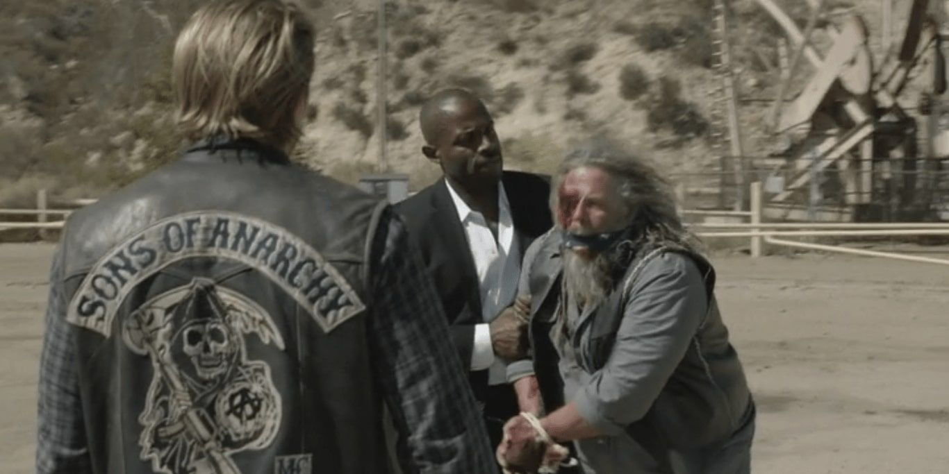 August Marks prepares to shoot Bobby during the exchange in Sons Of Anarchy