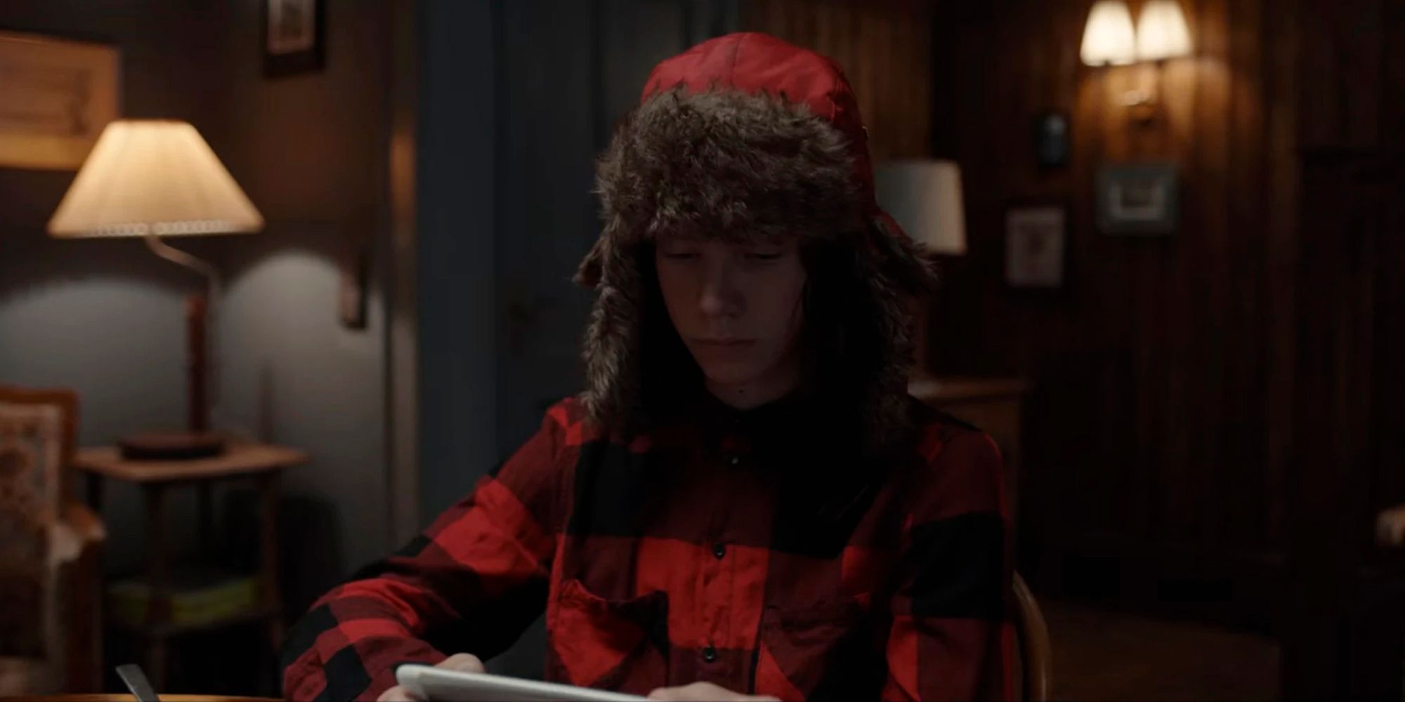 Daan Lennard Liebrenz plays young Mikkel wearing a winter hate on Netflix's Dark