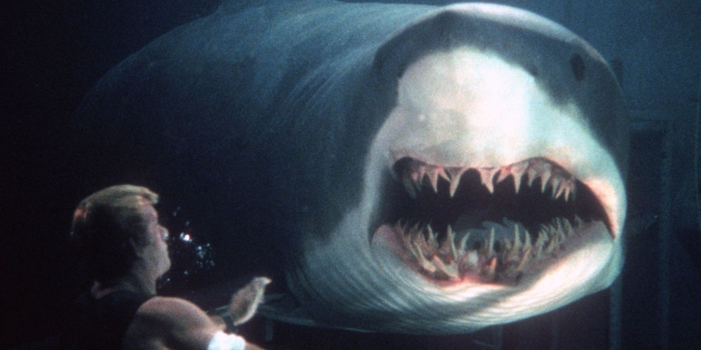 Carter encountering a shark in Deep Blue Sea 1999