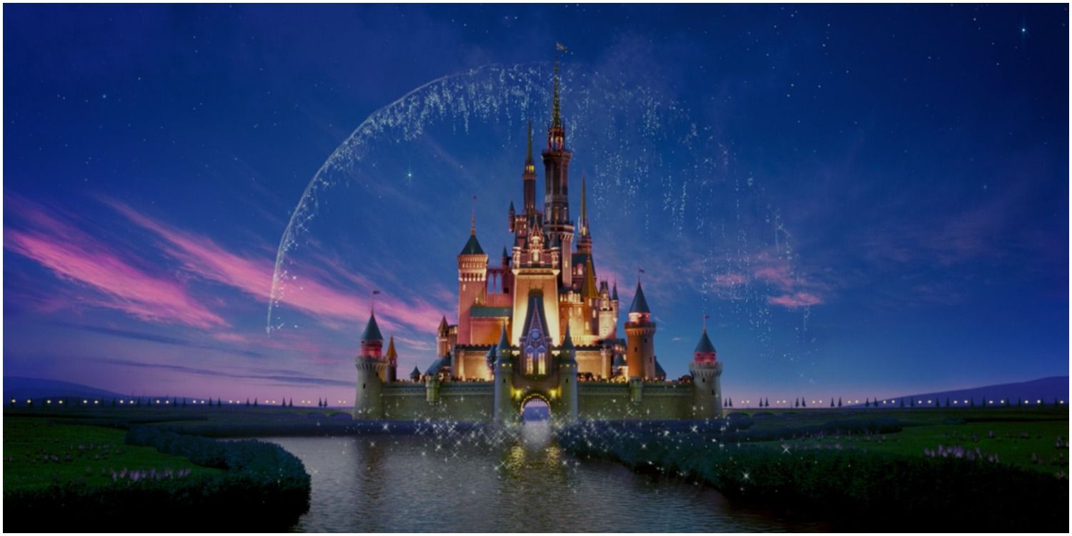 Kastil Disney berada di bawah langit biru.