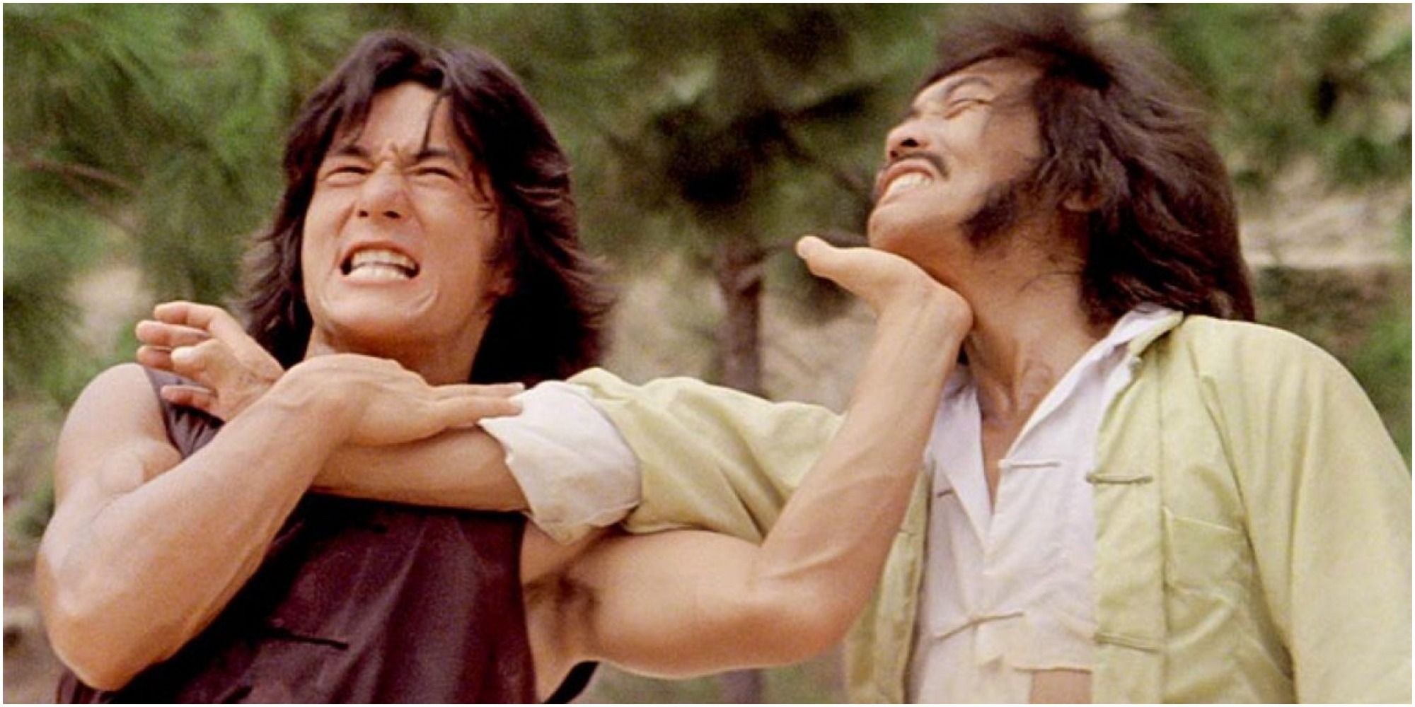 Jackie Chan luta contra um oponente do lado de fora no filme Drunken Master.