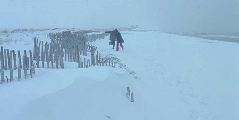 Joel and Clementine walking in snow in Eternal Sunshine of the Spotless Mind.