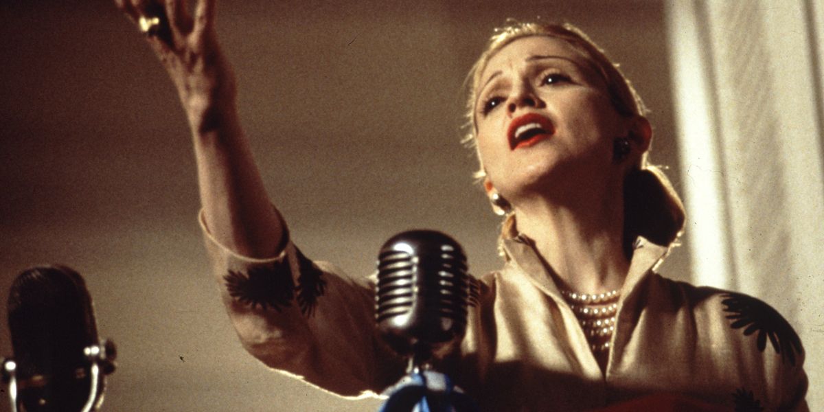 Eva Peron cantando na frente de um microfone In Evita