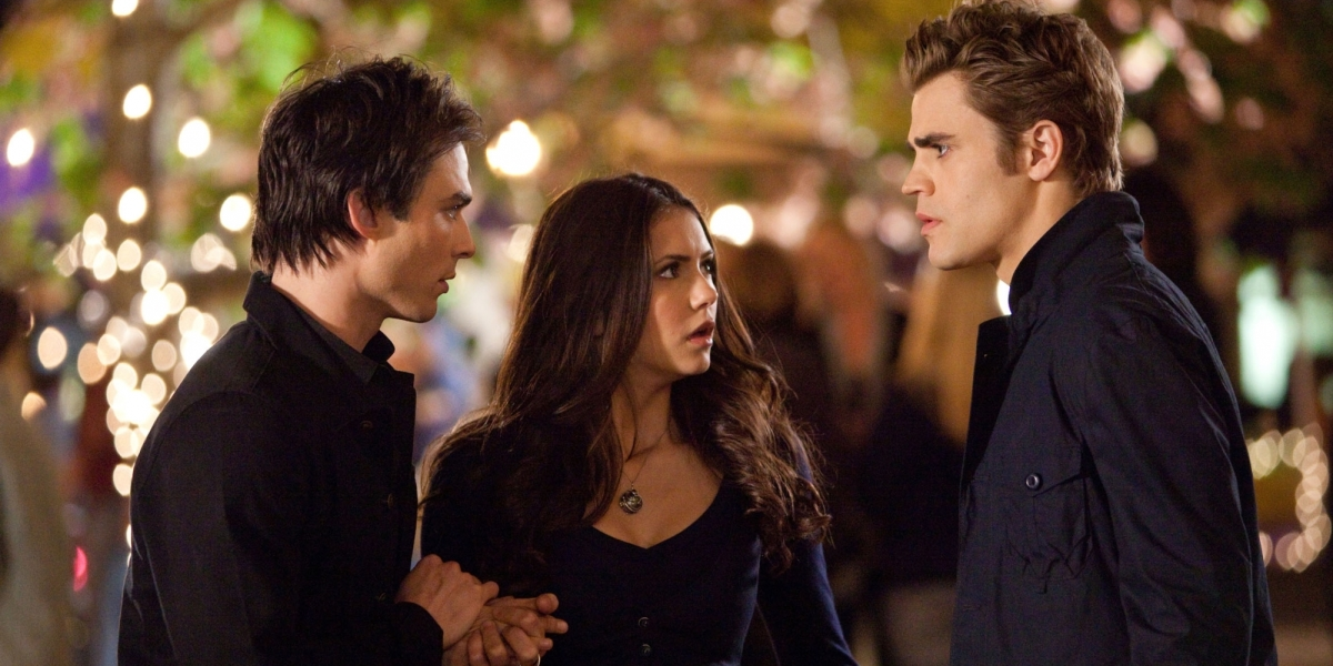 Elena em pé com Damon e Stefan em The Vampire Diaries