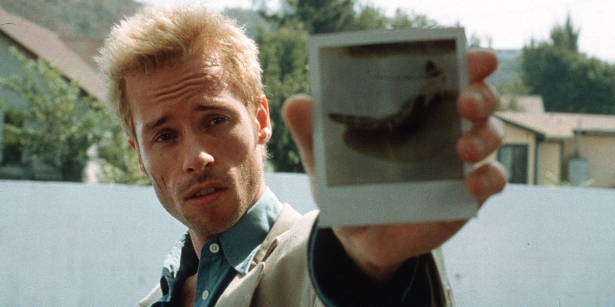 Guy Pearce in Memento holding up a photo.