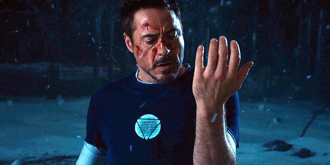 Tony Stark olhando para seu braço em Homem de Ferro 3