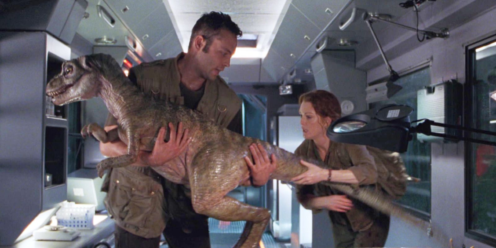 Nick e Sarah cuidando do bebê T-Rex em The Lost World: Jurassic Park