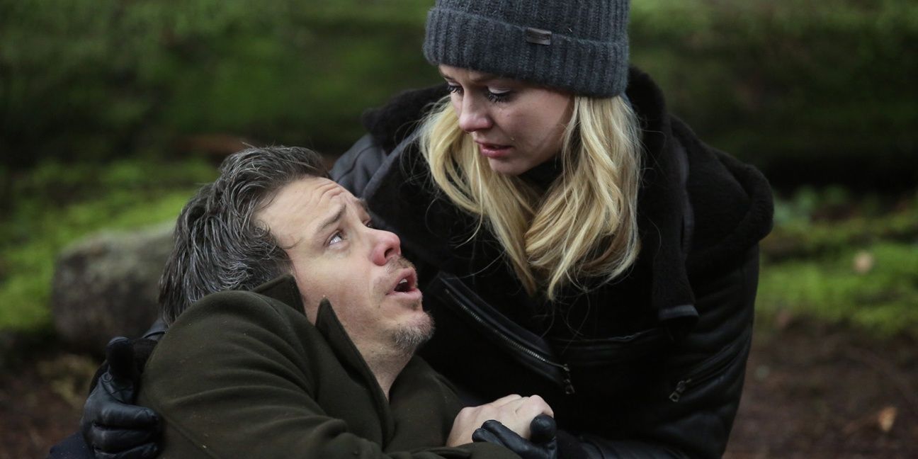 Neal spends his final moments before death in Emma's arms in Once Upon A Time