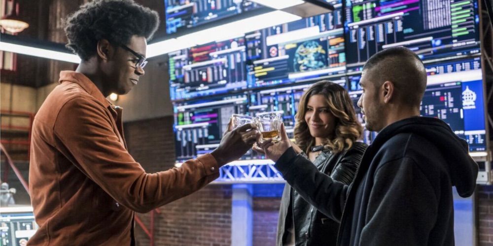 Curtis, Rene and Dinah drink together on Arrow