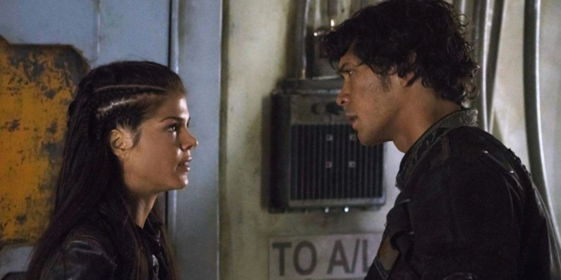 Octavia and Bellamy arguing In The 100