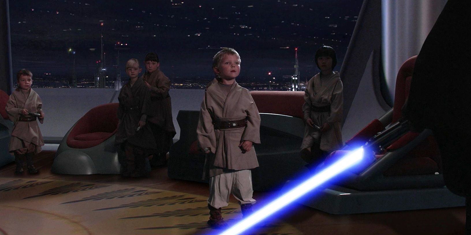 Anakin con un sable de luz encendido frente a los jóvenes durante la Orden 66.