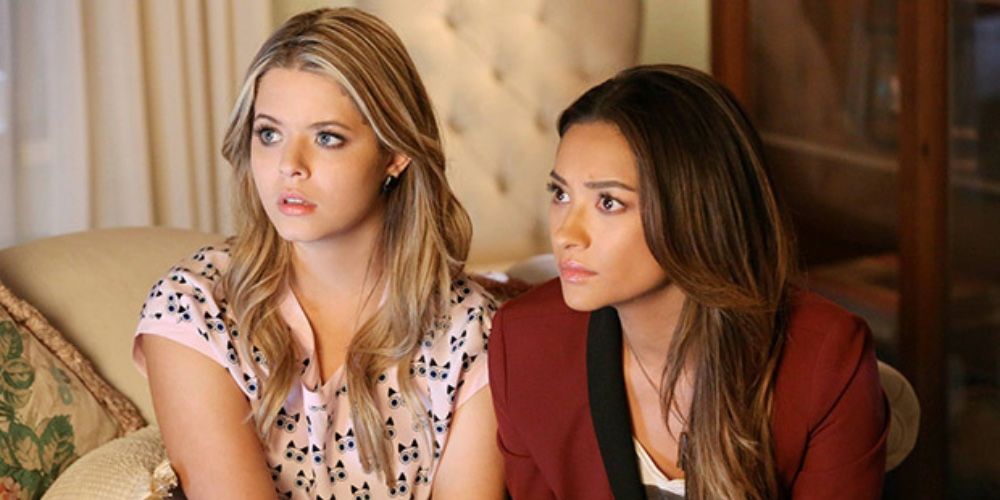 Alison and Emily sitting together on Pretty Little Liars
