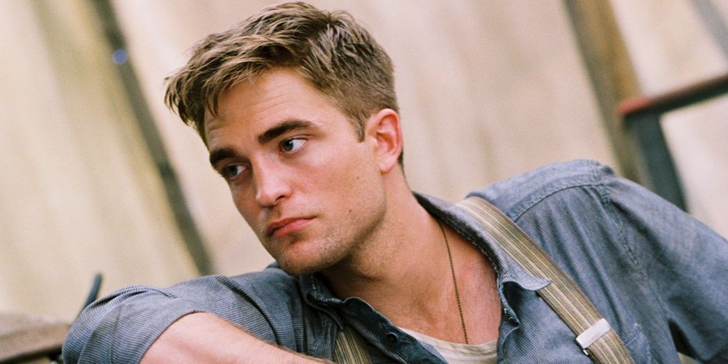 Jacob leaning against a wall in Water for Elephants