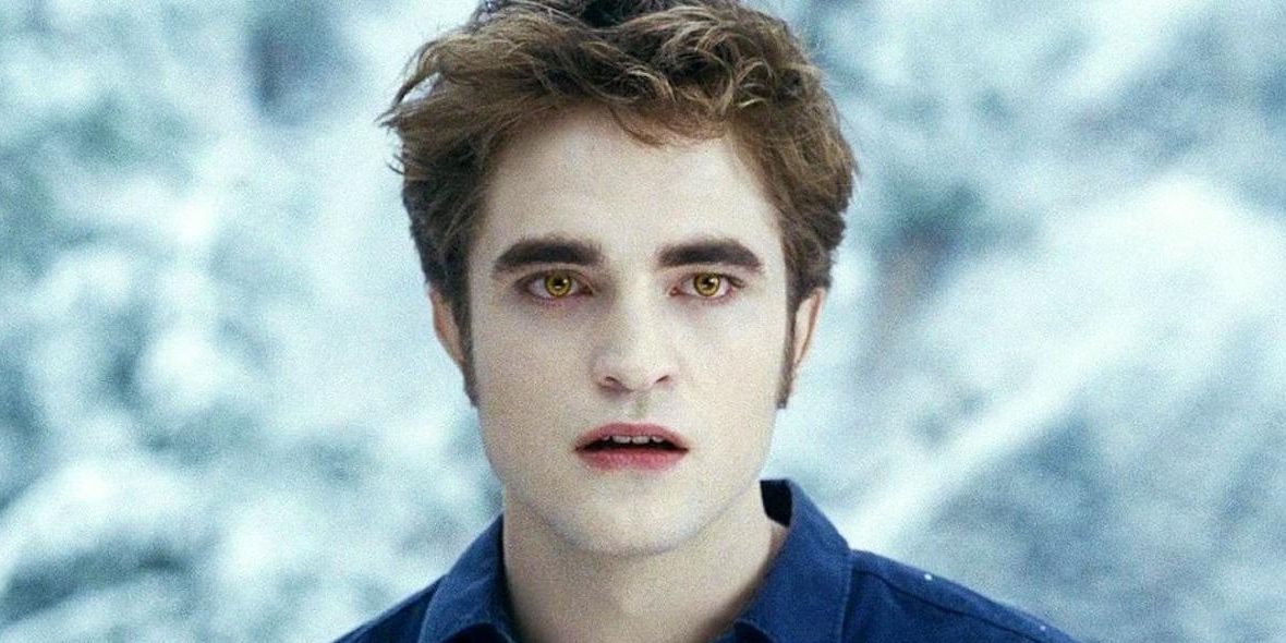 Edward Cullen stands in the snow in the Twilight Saga