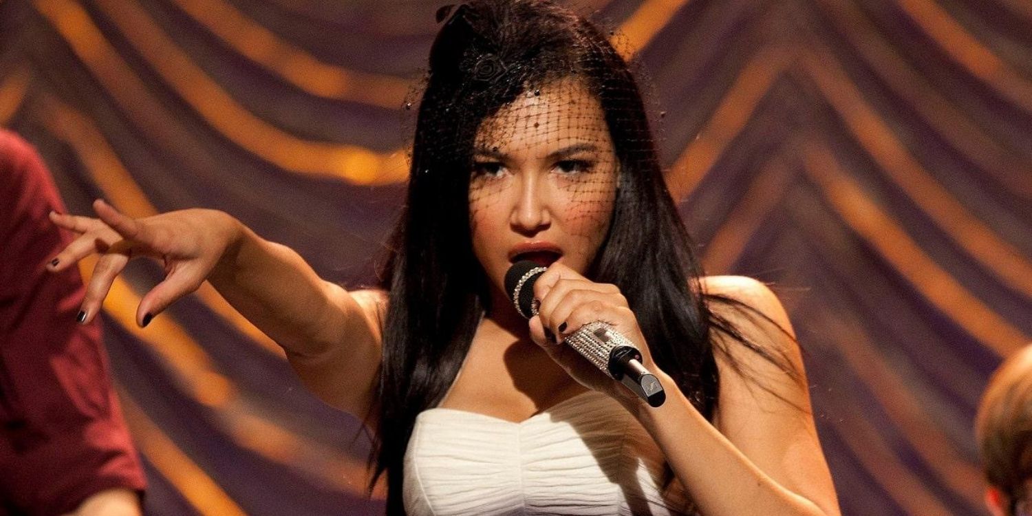 An image of Naya Rivera as Santana singing in Glee