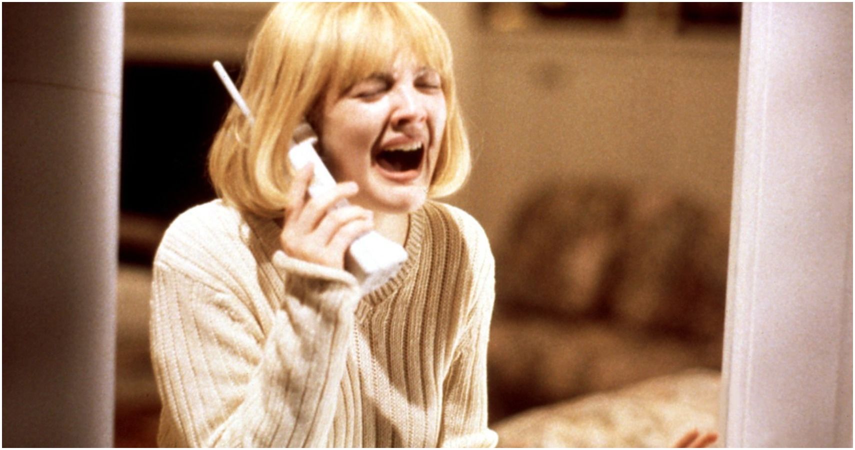 Casey Becker (Drew Barrymore) no telefone com Ghostface