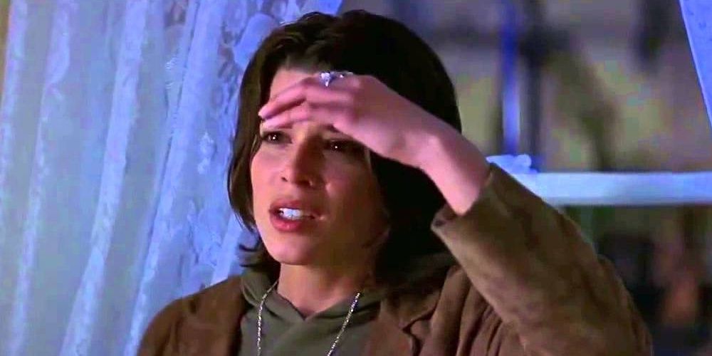 Sidney Prescott holding her hand to her forehead in Scream 3