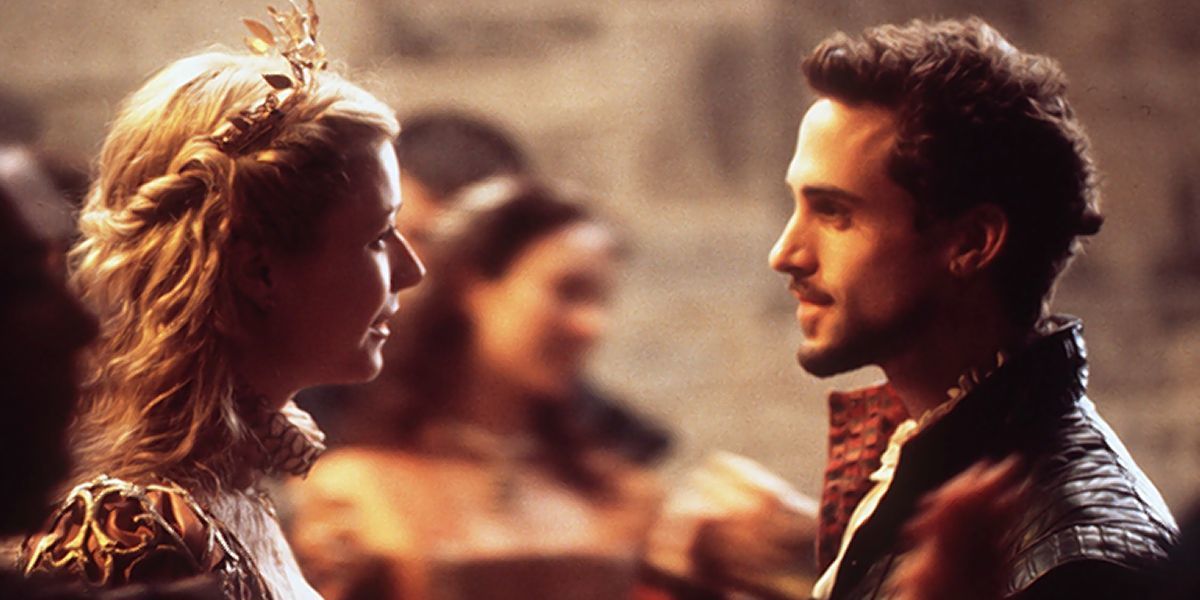 Will and Viola looking at each on in Shakespeare in Love.