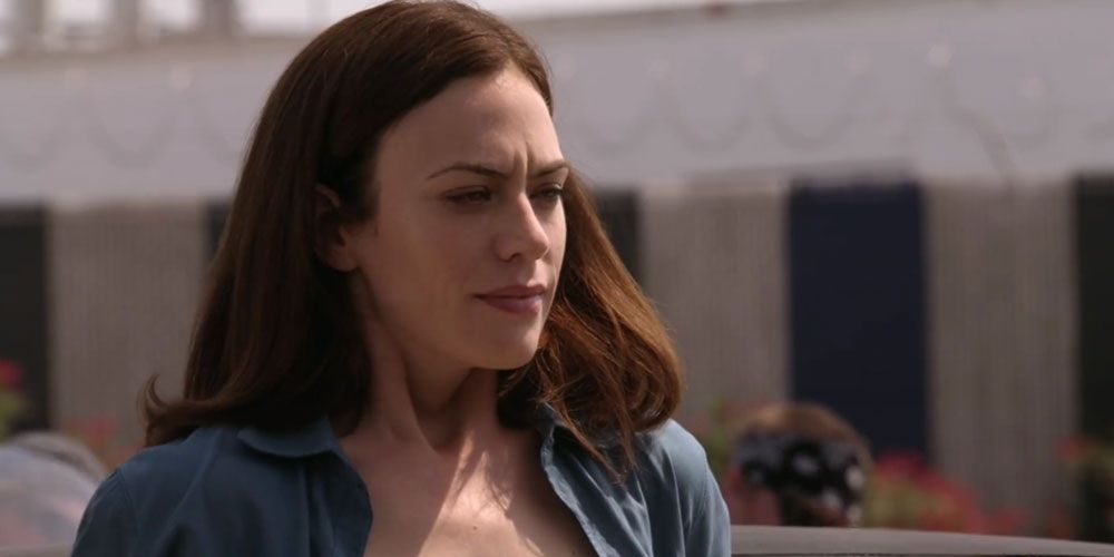 Tara heads over to DA Patterson's office in Sons Of Anarchy