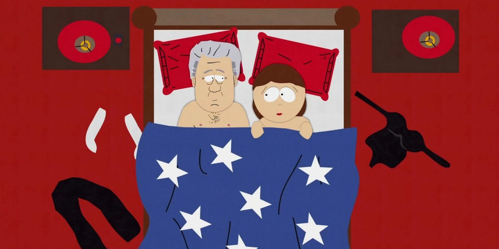 A mãe de Cartman debaixo de um cobertor com um homem, cercada de roupas em South Park.