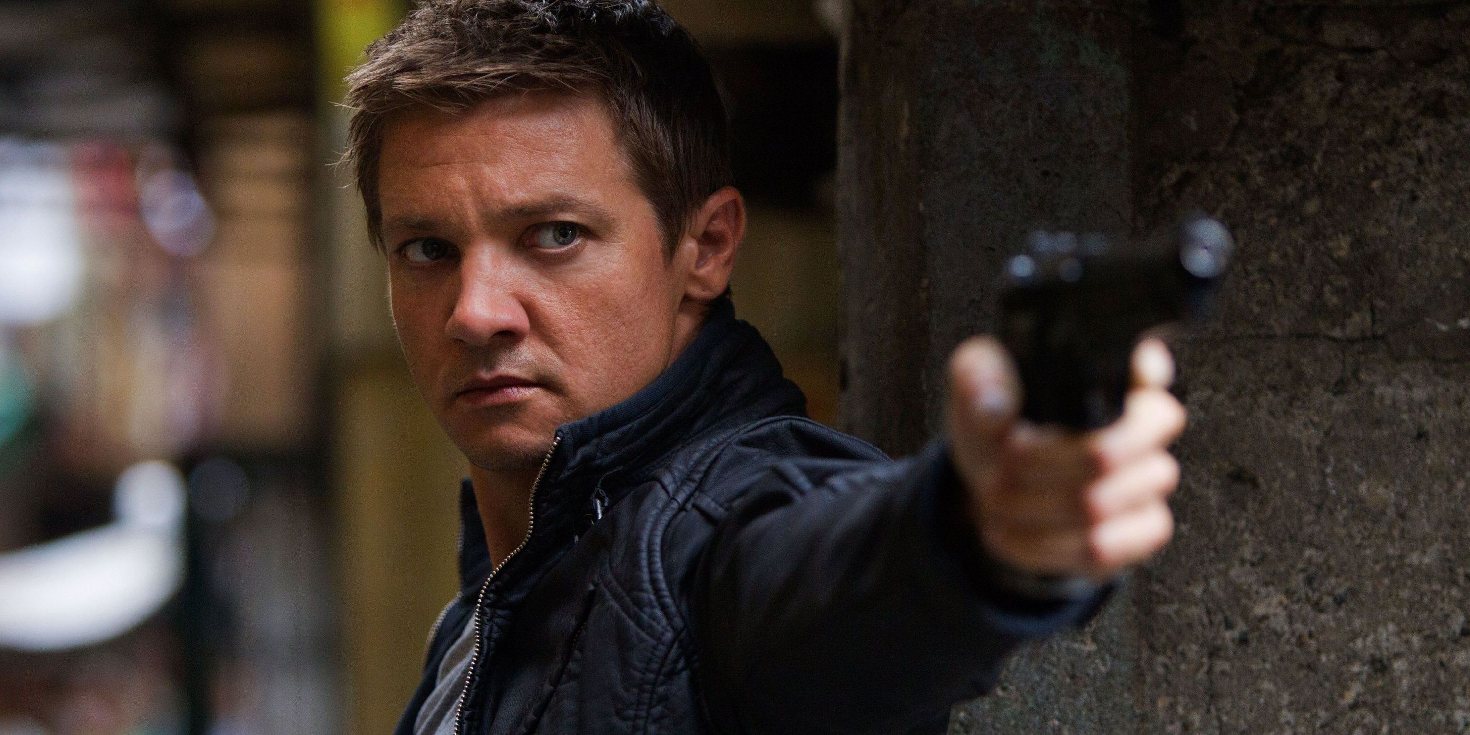Jeremy Renner pointing a gun in the Bourne Legacy