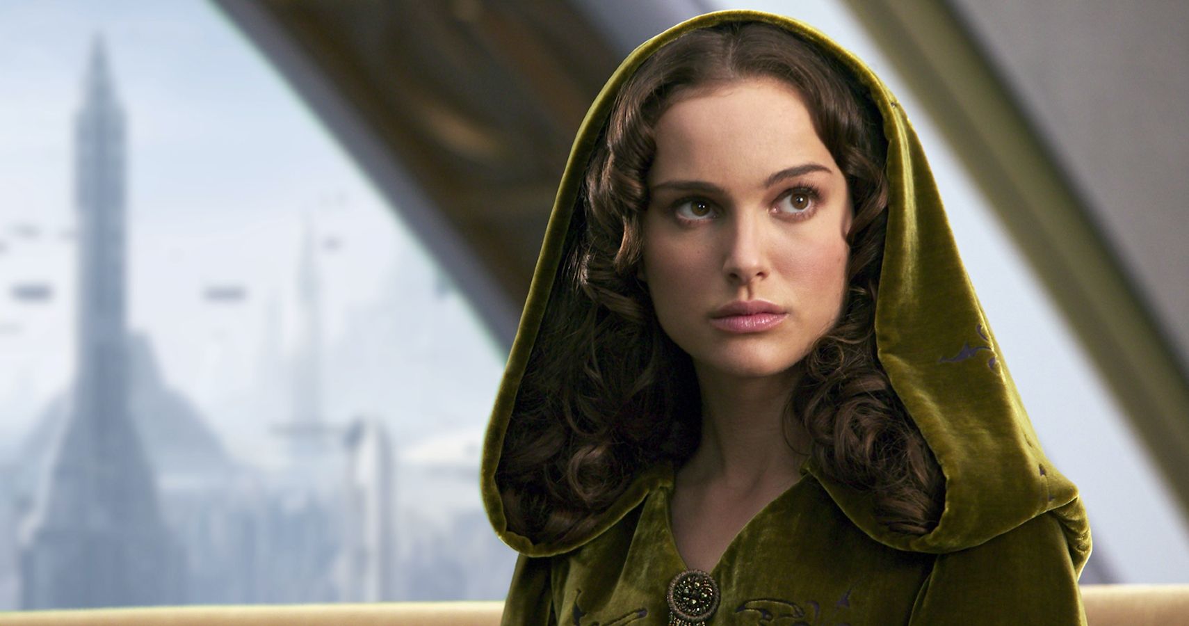 Padme Amidala looks concerned in her apartment in Star Wars Revenge of the Sith