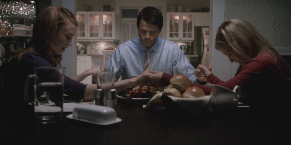Jimmy Novak And His Family Say Grace At Dinner In Supernatural