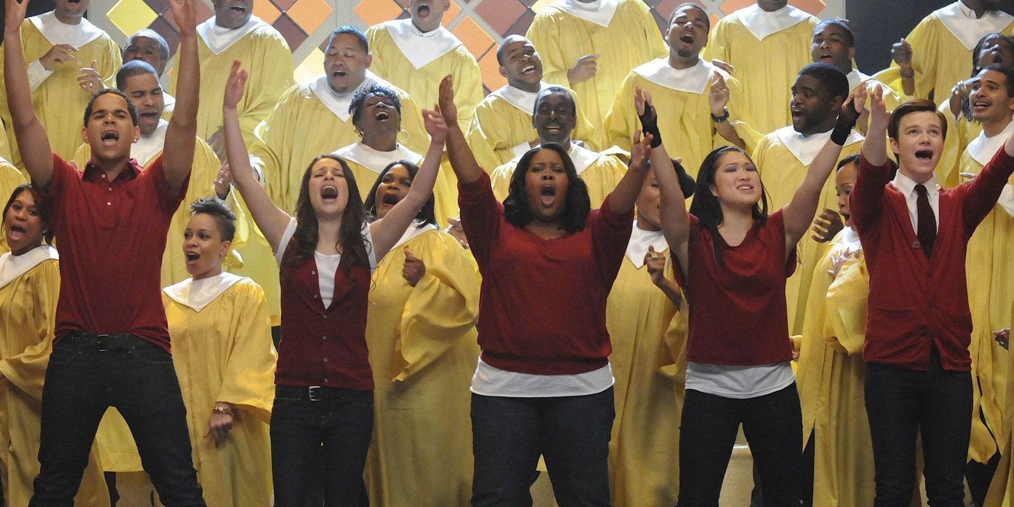 The club sings with a choir in Glee S1E15 The Power Of Madonna