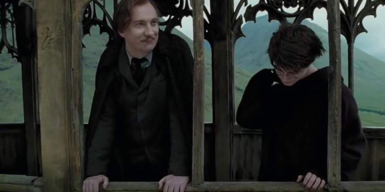 Lupin standing with Harry on a bridge in Harry Potter