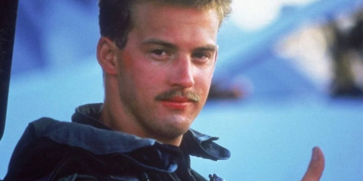 Anthony Edwards giving the thumbs up as Goose in Top Gun.