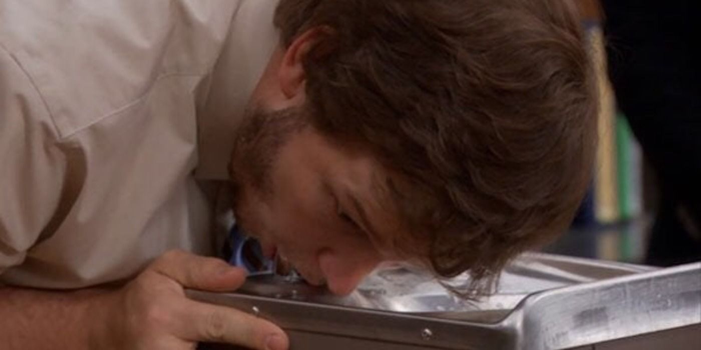 Andy Dwyer (Chris Pratt) putting his whole mouth on water fountain