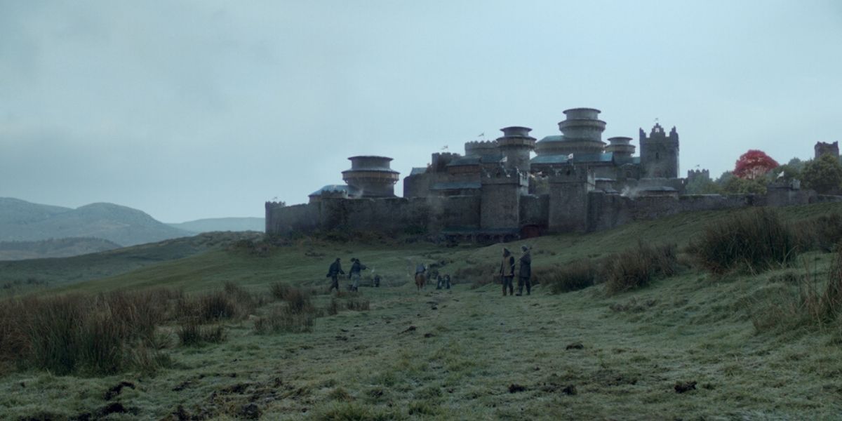 People approaching Winterfell in Game of Thrones