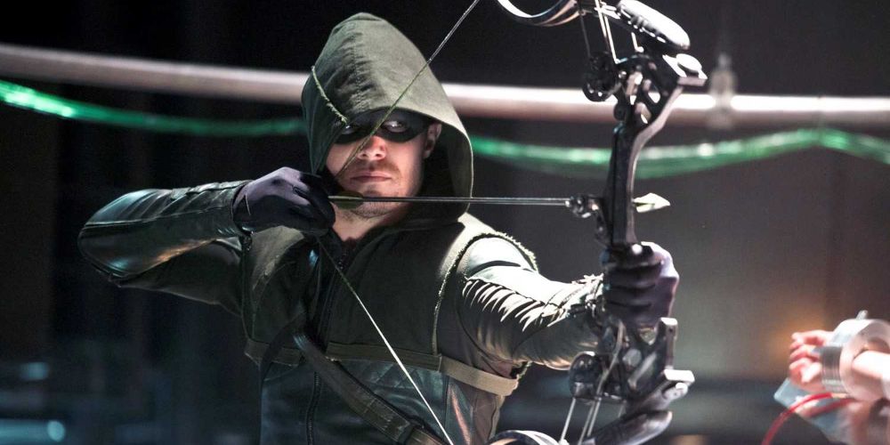 Oliver Queen mirando seu arco em Arrow