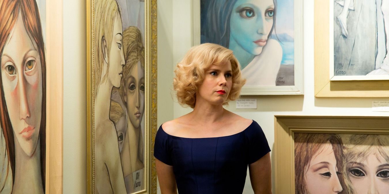 Amy Adams posing next to Margaret Keane&rsquo;s paintings in a still from Big Eyes