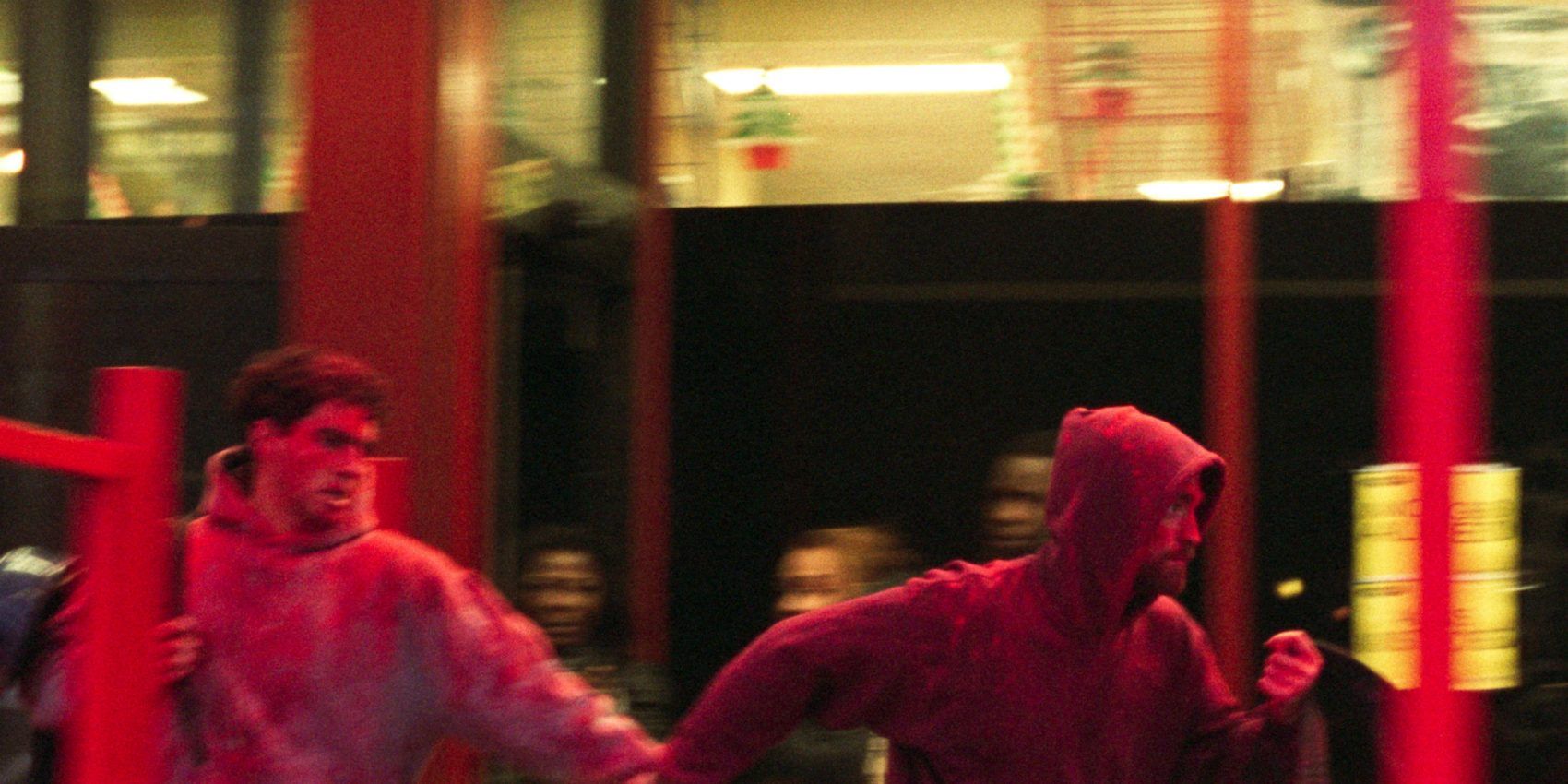 Robert Pattinson and Benny Safdie running in Good Time (2017)