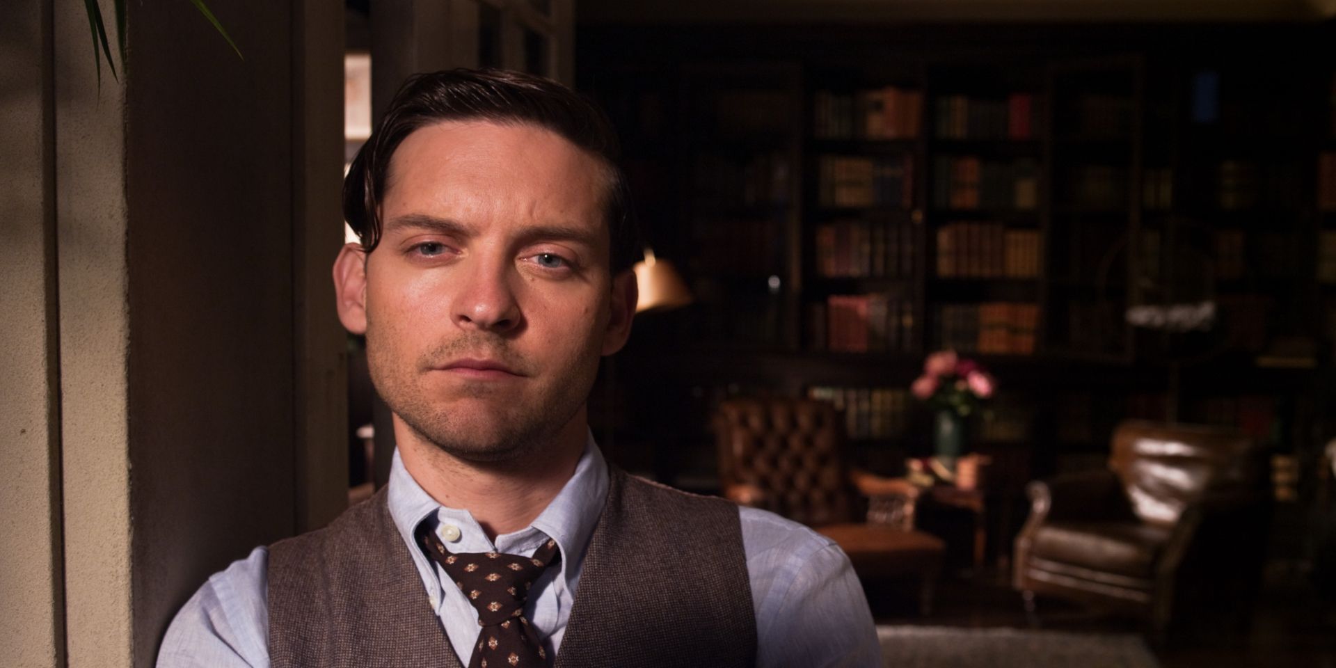 A close-up of Toby MacGuire as Nick Carraway in The Great Gatsby.