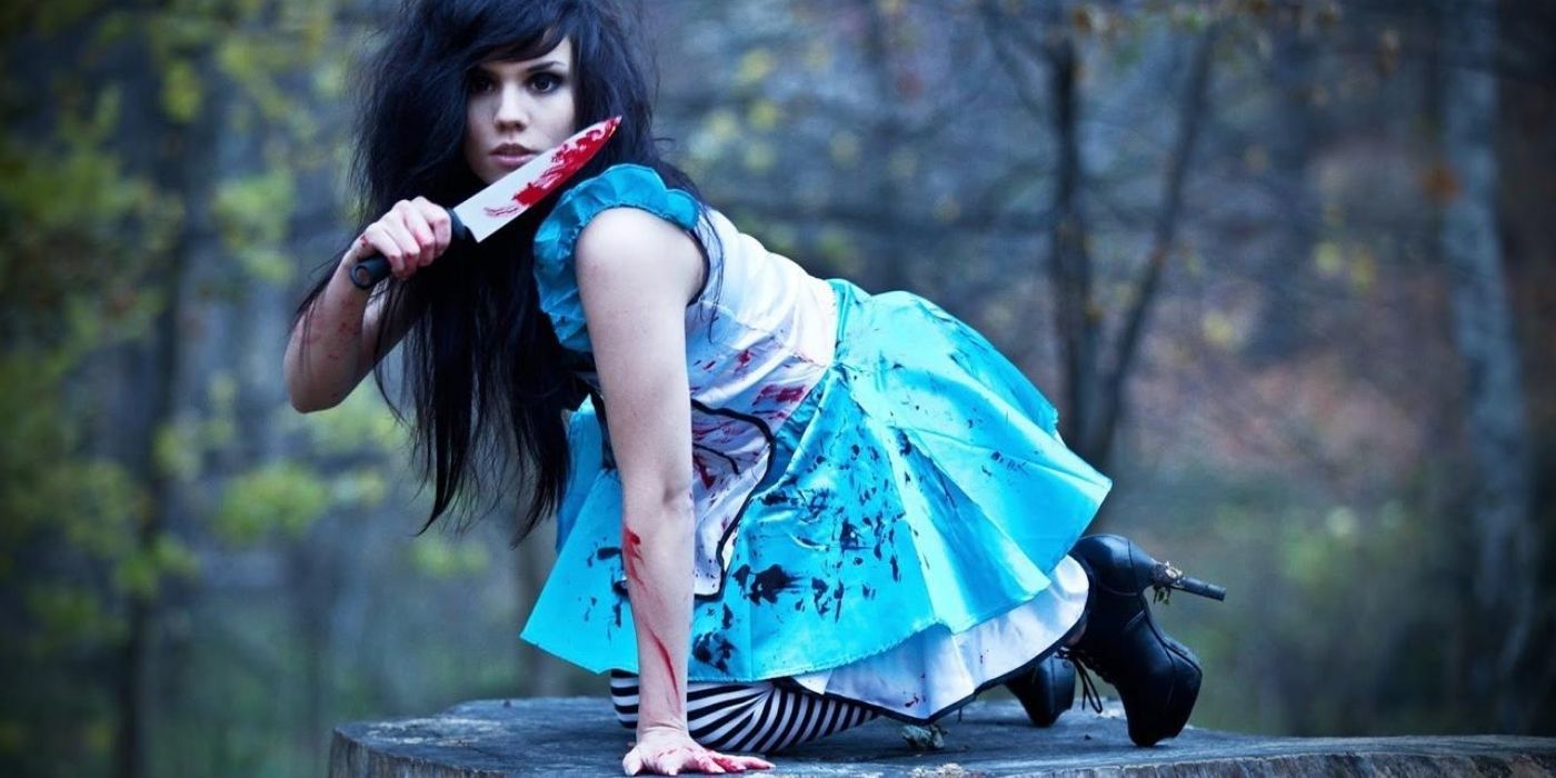 Alice in wonderland bloody cosplay