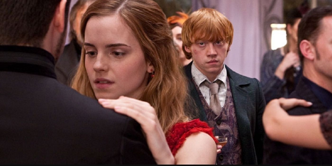 Ron watching Hermione and Krum dancing with an angry expression in Harry Potter. 