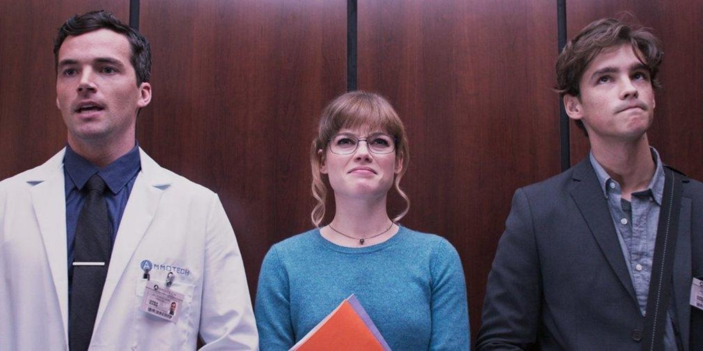 Ian Harding Jane Levy e Brenton Thwaites parados em um elevador durante uma revolta no escritório