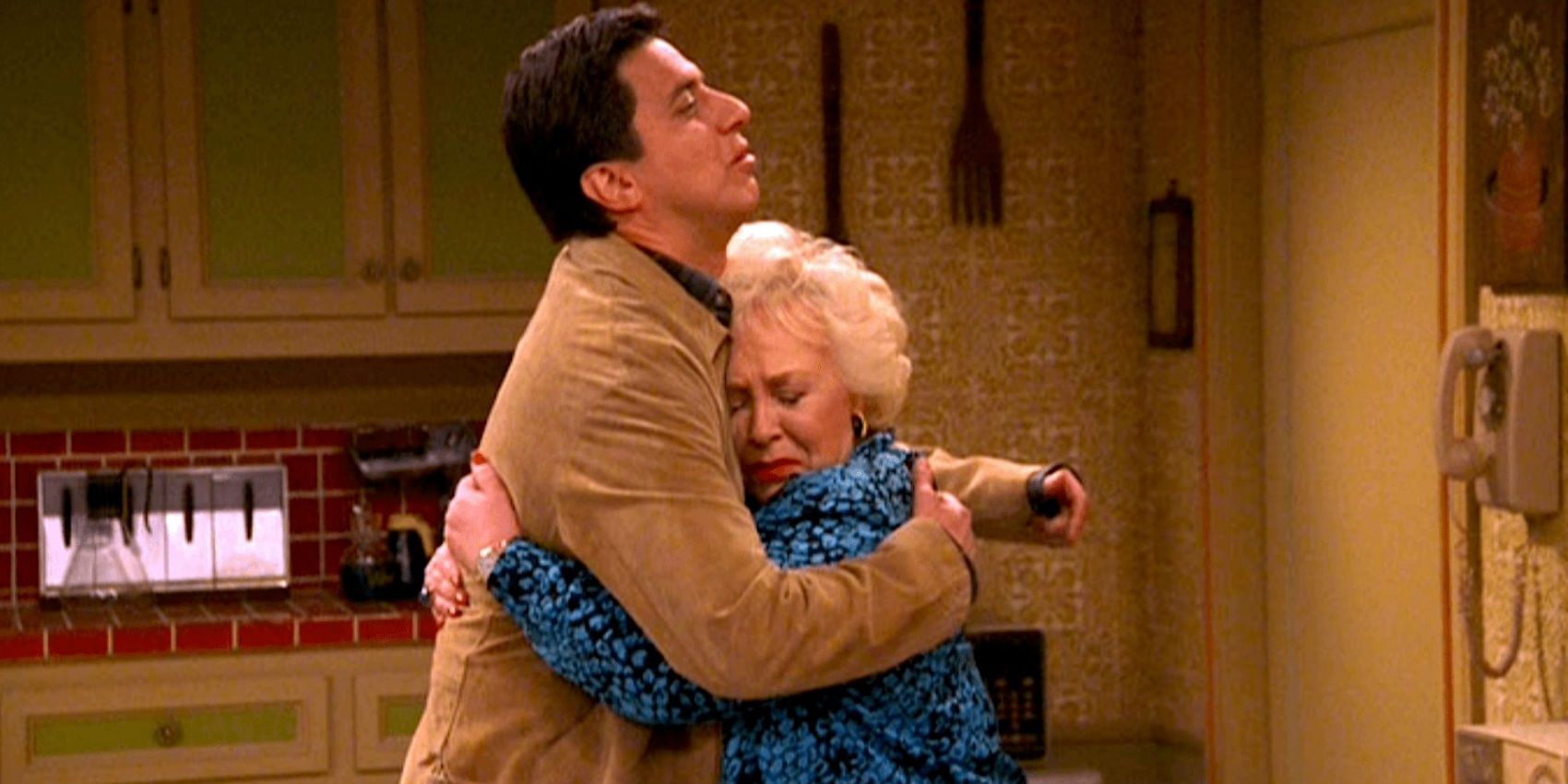 Raymond and his mom hugging each other in everybody loves raymond