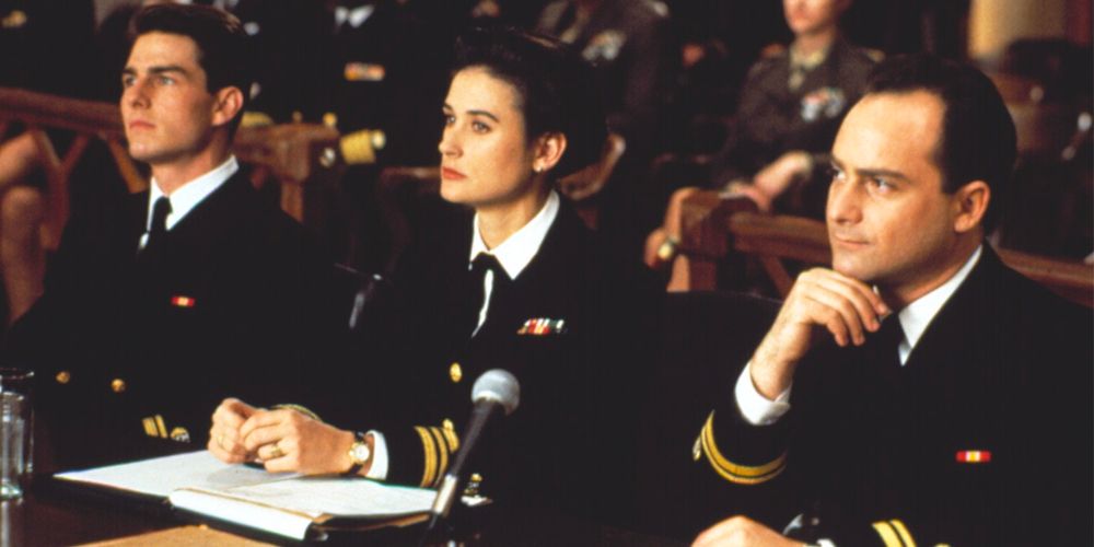 Tom Cruise e Demi Moore sentados no tribunal em uma mesa em alguns homens bons