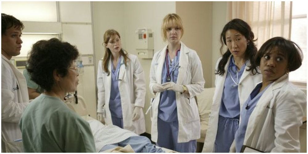Os estagiários e Bailey ao redor de uma mesa de operação em Grey's Anatomy