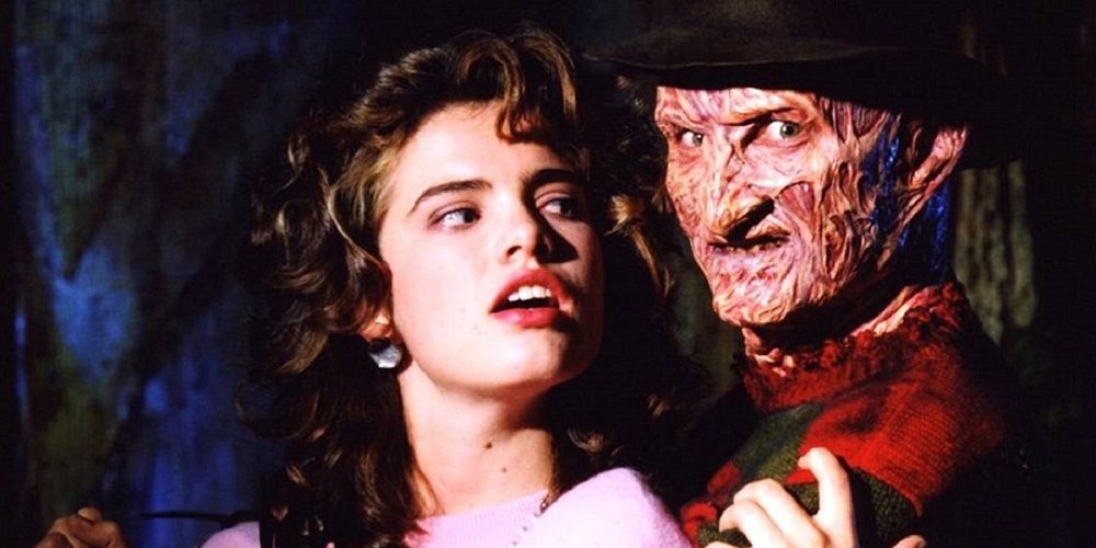 Nancy olha por cima do ombro para Freddy em A Nightmare on Elm Street